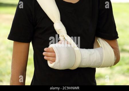 Nahaufnahme Kind mit gebrochenem Arm und Gips Stockfoto