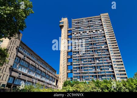 Hochhaus Trellick Tower im Brutalistischen Stil von Architekt Ernő Goldfinger, London, Großbritannien Stockfoto