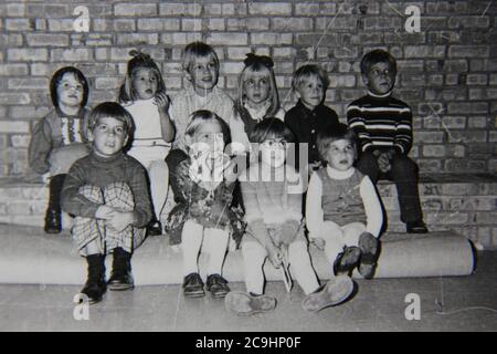 Feine 70er Jahre Vintage schwarz-weiß Fotografie von einem Kindergarten Grundschule Klasse Foto. Stockfoto