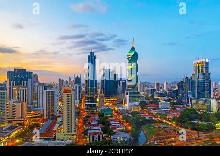 Die Skyline von Panama City mit ihren Wolkenkratzern im Finanzviertel bei Sonnenuntergang, Panama.