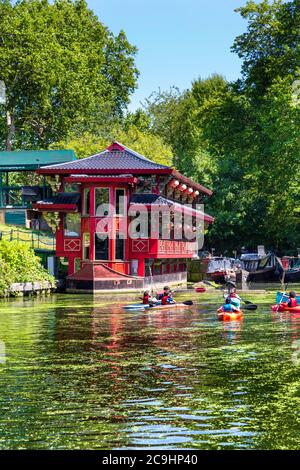 Schwimmendes chinesisches Restaurant Feng Shang Princess am Regent's Canal und Kajakfahren, Primrose Hill, London, Großbritannien Stockfoto