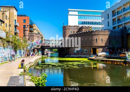 Das Pirate Castle Veranstaltungsort für Aktivitäten auf Wasserbasis am Regents Canal, Camden, London, Großbritannien Stockfoto