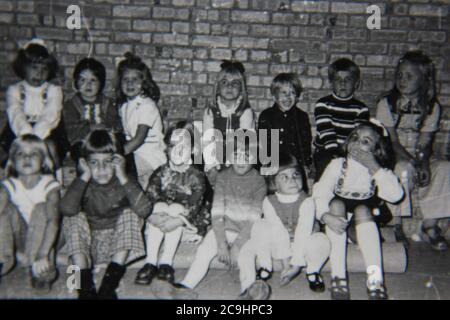 Feine 70er Jahre Vintage schwarz-weiß Fotografie von einem Kindergarten Grundschule Klasse Foto. Stockfoto