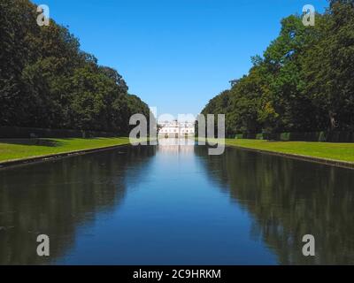 Romantisches rosa Schloss in Düsseldorf Schloss Benrath mit einem schönen Park und beeindruckenden Skulpturen Stockfoto