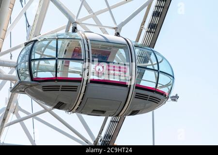 Eine der 32 versiegelten und klimatisierten ovoidalen Passagierkapseln auf dem London Eye, die am 1. August nach Schließung aufgrund der covid 19 Pandemie wieder geöffnet werden soll. Das London Eye verfügt über zahlreiche Maßnahmen, um die Sicherheit und das Wohlbefinden aller Besucher zu gewährleisten, darunter reduzierte Kapazitäten, klare soziale Distanzierungsmaßnahmen, Online-Vorbuchungen von Tickets, bargeldlose Zahlungen und verbesserte Reinigungsverfahren, und alle Mitarbeiter wurden umgeschult. Stockfoto