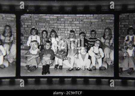 Feine 70er Jahre Vintage schwarz-weiß Fotografie von einem Kindergarten Grundschule Klasse Foto. Stockfoto