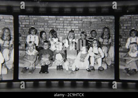 Feine 70er Jahre Vintage schwarz-weiß Fotografie von einem Kindergarten Grundschule Klasse Foto. Stockfoto