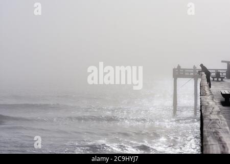 Nebel über Meer und Pier Stockfoto