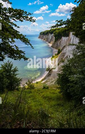 Kreidefelsen umrahmt von Bäumen aus dem berühmten Aussichtspunkt "Ernst-Moritz-Arndt-Sicht" am Hochuferweg im Nationalpark Jasmund, Rügen. Stockfoto