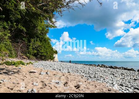 Kiesstrand und Kreidefelsen am Strand Piratenschlucht an der Ostsee im Nationalpark Jasmund, Insel Rügen, Deutschland. Stockfoto