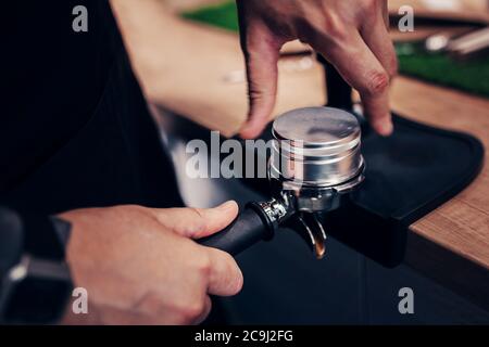 Brauen und bereiten aromatischen starken Kaffee im Bett - romantischen Morgen - ein fröhlicher Start in einen neuen Tag Stockfoto