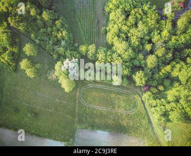 Adler Blick auf die ländliche Landschaft in der schönen Region der kroatischen Zagorje, voll von kultivierten Feldern und dichten, grünen, Waldflächen und Weinbergen shor Stockfoto