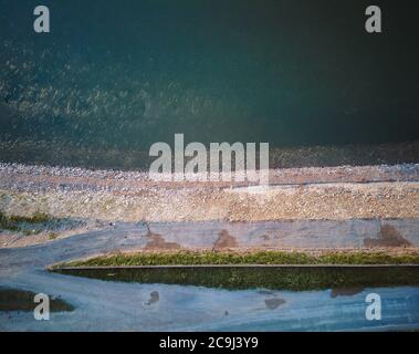 Adlerauge des Sava-Flusses, mit felsigen Boden und Schichten von Kies und Sand mit Gras Flecken, fotografiert mit Drohne von oben Stockfoto