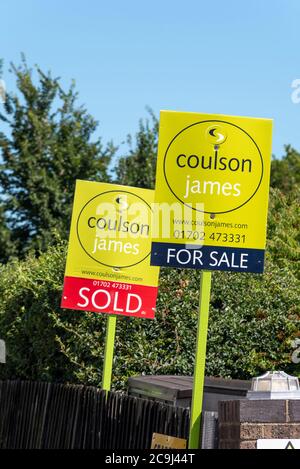 Coulson James Immobilienmakler zum Verkauf, und verkaufte Immobilienbretter. Bäume. Immobilienmarkt im exklusiven Leigh on Sea Gebiet mit grünem Hintergrund Stockfoto