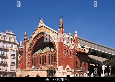 März 2017. Valencia, Spanien. Modernistische Fassade des Mercat de Colón in der Stadt Valencia. Freizeit- und Restaurantcenter in der Stadt Stockfoto