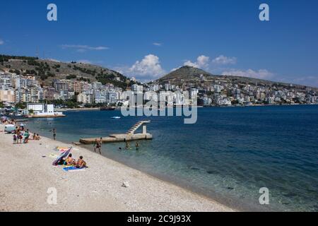 Saranda / Albanien - Juli 2020: Saranda öffentlichen Strand ist voll mit Urlaubern auf Urlaub als Coronavirus Einschränkungen aufgehoben werden Stockfoto