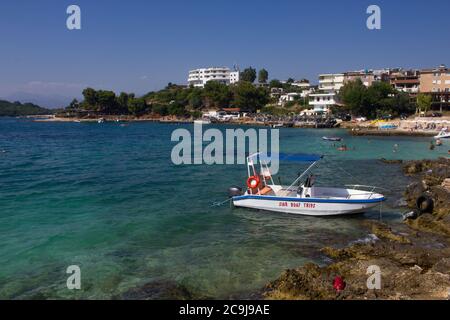 Motorboot in einer malerischen ruhigen Blue-Water-Bucht am Ksamil Beach, Albanien geparkt Stockfoto