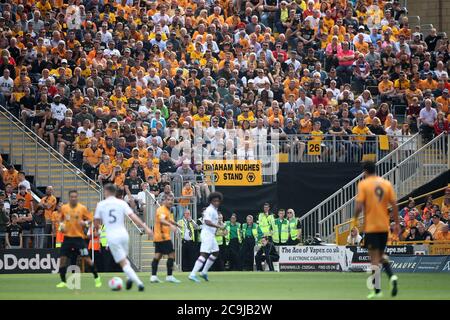 Die Graham Hughes stehen voll, als Fans Wolves gegen Chelsea Spiel während der Premier League Spiel in Molineux, Wolverhampton beobachten. Stockfoto