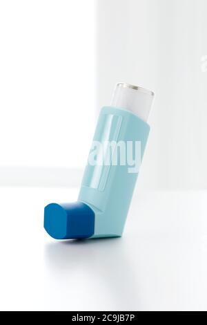 Asthma-Inhalator vor weißem Hintergrund. Stockfoto