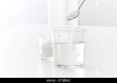 Backpulver, das sich in Wasser auflöst, Studioaufnahme. Stockfoto