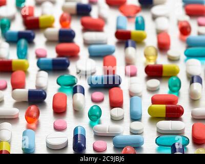 Pillen und Kapseln vor weißem Hintergrund. Stockfoto