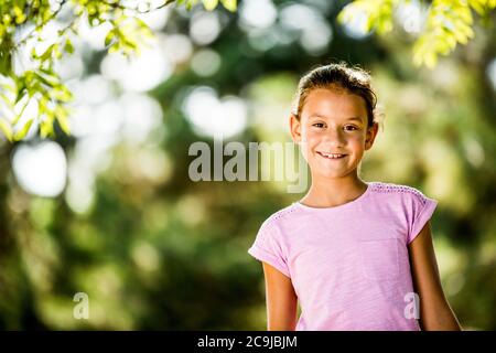 Junge lächelnd im Park, Porträt. Stockfoto