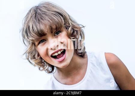 Junge mit blonden Haaren schreien im Park. Stockfoto