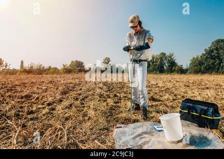 Bodenprobenahme. Weibliche Agronomin nimmt Probe mit Boden-Probe-Probenehmer. Stockfoto