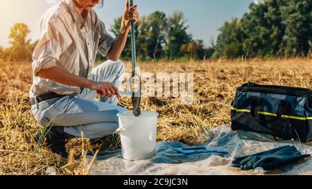 Bodenprobenahme. Weibliche Agronomin nimmt Probe mit Boden-Probe-Probenehmer. Stockfoto