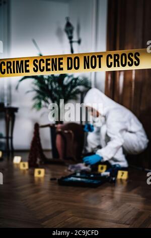 Tatort. Forensik Experte sammeln Beweise von einem Tatort. Stockfoto