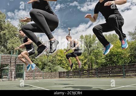 Fitness-Team macht eine Power-Jump-Übung. Stockfoto