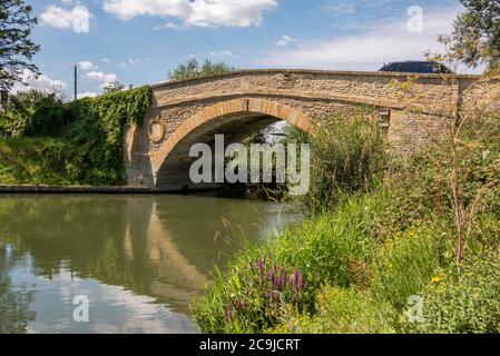 Tadpole Bridge, eine alte Überquerung der Themse, Oxfordshire, Großbritannien Stockfoto