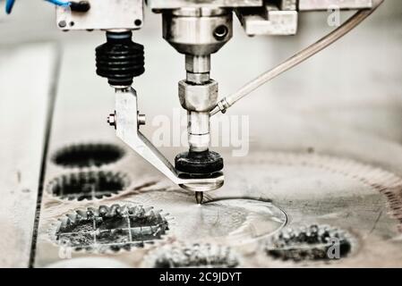 Wasserstrahl schneiden CNC-Maschine. Mit Wasser unter hohem Druck durch dicke Metallplatte durchbohren. Stockfoto