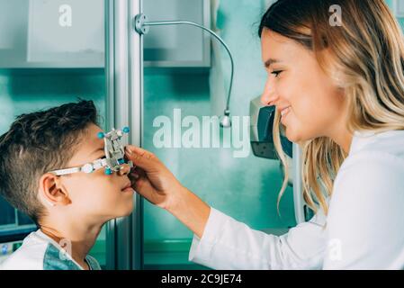 Augenarzt führt Visusuntersuchung durch. Stockfoto