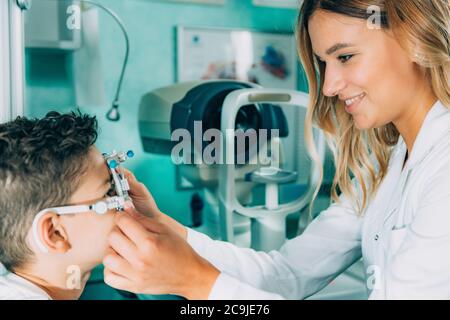 Augenarzt führt Visusuntersuchung durch. Stockfoto