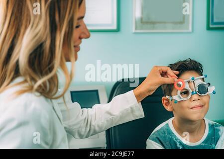 Augenarzt führt Visusuntersuchung durch. Stockfoto