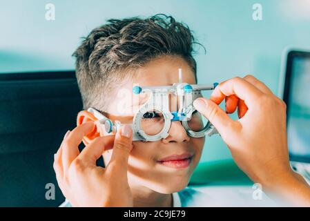 Augenarzt führt Visusuntersuchung durch. Stockfoto