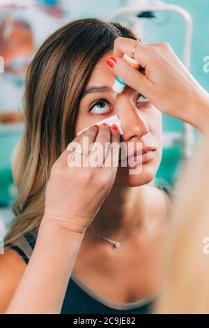 Augenarzt Anwendung von Augentropfen. Stockfoto