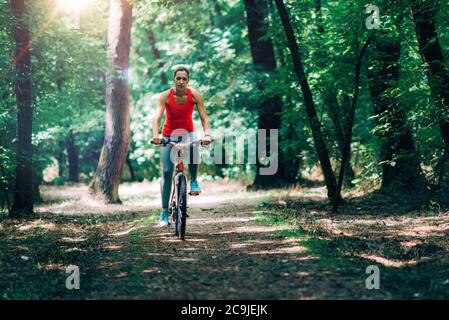 Frau Fahrrad im Park. Stockfoto