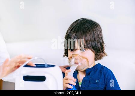 Junge mit Inhalator. Stockfoto
