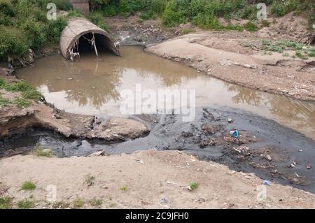 Abwasseranschluss verursacht Wasserverschmutzung . Stockfoto