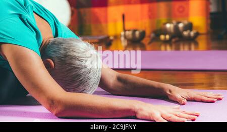 Ältere Frau, die Yoga macht. Stockfoto