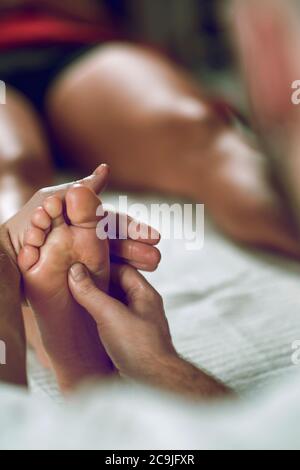 Frau mit entspannenden Fußmassage. Stockfoto