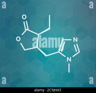 Pilocarpin Alkaloid Drug Molecule. Wird bei der Behandlung von Glaukom und Mundtrockenheit (Xerostomie) verwendet. Weiße Skelettformel auf dunklem blauem Gradienten-Hintergrund Stockfoto