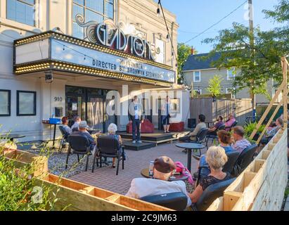 Ottawa, Kanada. Juli 2020. Während die Kunst langsam ihren Weg zurück sucht, präsentiert das Gladstone Theater Midsummer (ein Stück mit Songs) von David Grieg und Gordon McIntyre mit Vivian Burns und David Whiteley auf ihrer neuen, speziell im Freien gebauten Terrassenbühne. Aufgrund der anhaltenden Pandemie wurden bereits Lieder aufgenommen, und die Sitzplätze sind auf 20 Gäste beschränkt. Die Show unter der Regie von Bronwyn Steinberg läuft bis zum 15. August und ist ausverkauft. Stockfoto