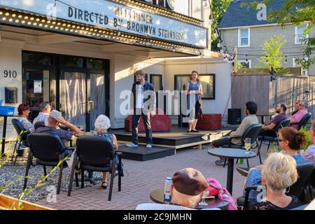 Ottawa, Kanada. Juli 2020. Während die Kunst langsam ihren Weg zurück sucht, präsentiert das Gladstone Theater Midsummer (ein Stück mit Songs) von David Grieg und Gordon McIntyre mit Vivian Burns und David Whiteley auf ihrer neuen, speziell im Freien gebauten Terrassenbühne. Aufgrund der anhaltenden Pandemie wurden bereits Lieder aufgenommen, und die Sitzplätze sind auf 20 Gäste beschränkt. Die Show unter der Regie von Bronwyn Steinberg läuft bis zum 15. August und ist ausverkauft. Stockfoto