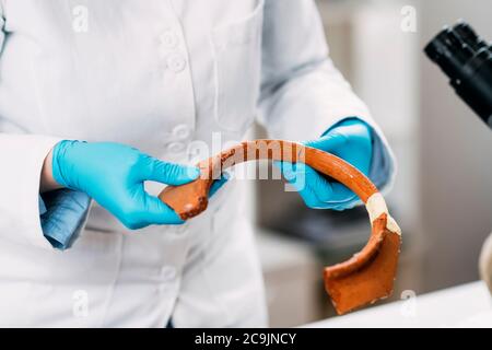 Archäologen rekonstruieren gebrochene Keramik im Labor. Stockfoto