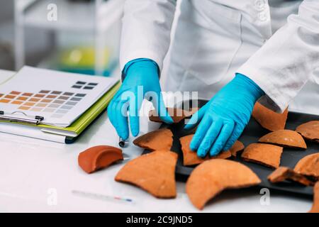 Archäologen rekonstruieren gebrochene Keramik im Labor. Stockfoto