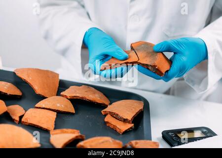 Archäologen rekonstruieren gebrochene Keramik im Labor. Stockfoto