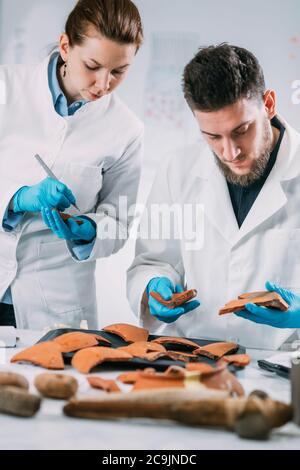 Archäologen rekonstruieren gebrochene Keramik im Labor. Stockfoto